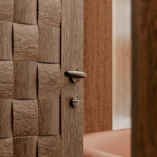 Porte interne di lusso personalizzate con materiali di prima qualità per residenze in villa