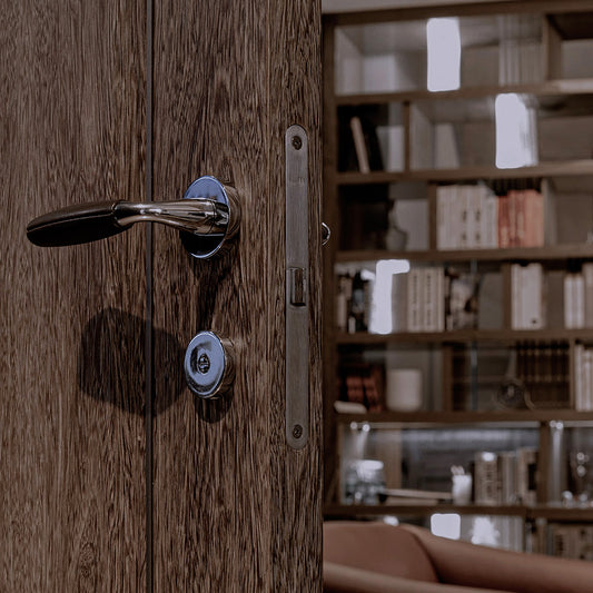 Porte interne di lusso personalizzate con materiali di prima qualità per residenze in villa